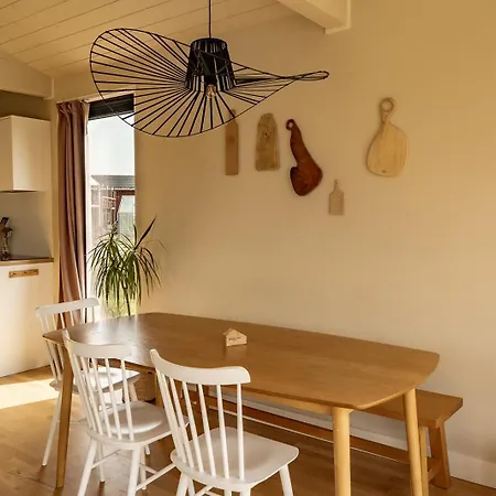 Basecamp Tiny House Eco-resort 假日公园 艾默伊登