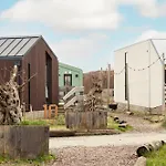 Basecamp Tiny House Eco-resort ホリデーパーク 4*