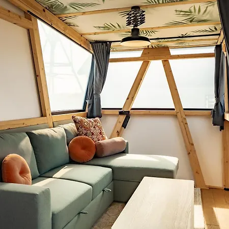 Basecamp Tiny House Eco-resort ホリデーパーク 4*