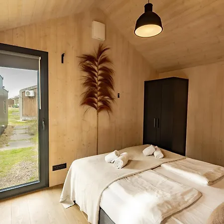 Basecamp Tiny House Eco-resort פארק נופש 4*